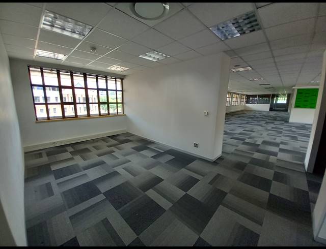 1,090M² OFFICE TO LET IN BRYANSTON